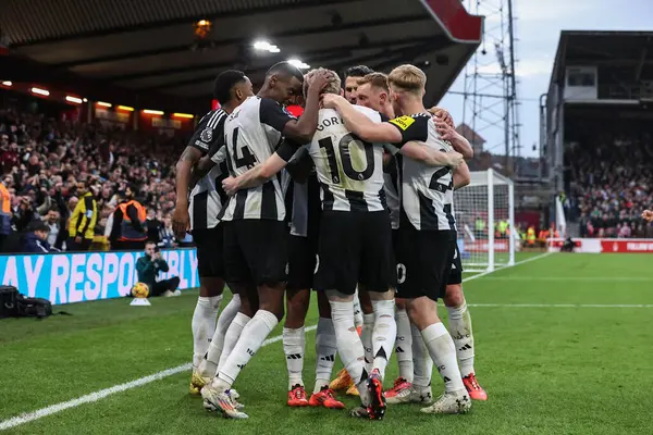 Newcastle 'dan Alexander Isak, İngiltere' nin Nottingham şehrinde oynanan Premier League maçı Nottingham Forest 'a karşı Newcastle United maçında 1-1 kazanma hedefini kutluyor.