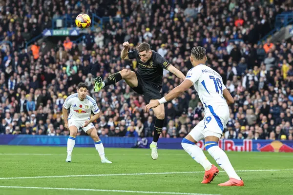 Queens Park Rangers takımından Jimmy Dunne, 9 Kasım 2024 'te Leeds United, Queens Park Rangers' a karşı oynadığı Sky Bet Şampiyonası maçında topu sahaya sürüyor.