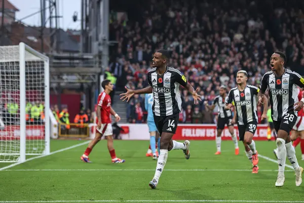 Newcastle 'dan Alexander Isak, İngiltere' nin Nottingham şehrinde oynanan Premier League maçı Nottingham Forest 'a karşı Newcastle United maçında 1-1 kazanma hedefini kutluyor.