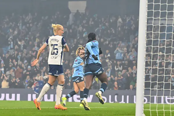 Manchester City Women 'dan Khadija Shaw, Manchester City' nin 8 Kasım 2024 tarihinde Etihad Stadyumu 'nda oynanan Barclays Women vs Tottenham Hotspurs Bayanlar Süper Ligi maçında Manchester City' de 1-0 kazanma hedefini kutluyor.