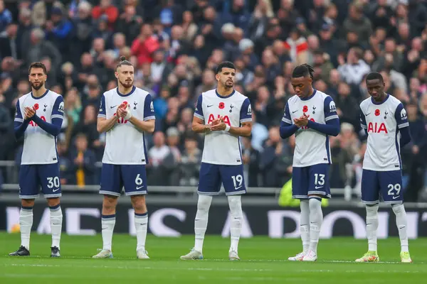 Oyuncular, maç yetkilileri ve taraftarları, 10 Kasım 2024 'te Tottenham Hotspur' un Ipswich Town 'a karşı oynadığı Premier League maçı öncesinde Londra, İngiltere' deki Tottenham Hotspur Stadyumu 'nda bir dakikalık saygı duruşunda bulundular.