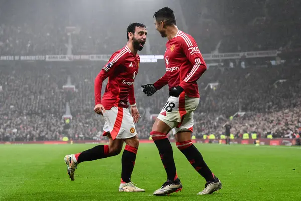 Manchester United takımından Bruno Fernandes, Manchester United ile Leicester City maçında 10 Kasım 2024 'te oynanan Premier League maçında 2-0' lık galibiyet golünü kutluyor.