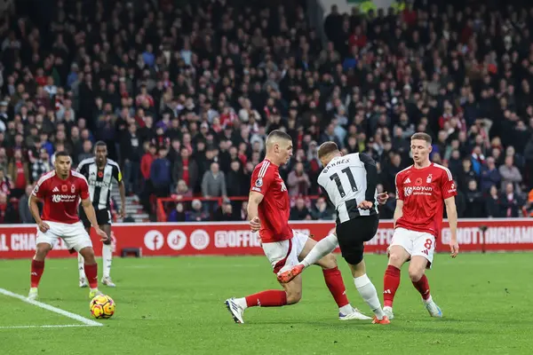 Newcastle 'dan Harvey Barnes Premier Lig maçında Nottingham Forest, Newcastle United' a karşı 10 Kasım 2024 'te City Ground, Nottingham' da 1-3 berabere kaldı.