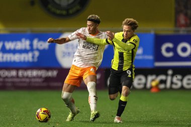 Blackpool 'dan Jordan Lawrence-Gabriel ve Harrogate Town' dan Stephen Duke-McKenna Bristol Street Motors Kupası karşılaşmasında topu almak için Wetherby Road, Harrogate, Birleşik Krallık 'ta 12 Kasım 2024' te oynanan Harrogate Town - Blackpool maçında mücadele ettiler.