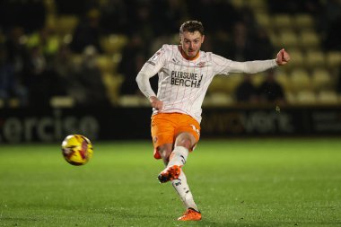 Blackpool 'dan Elliot Embleton, Bristol Street Motors Kupası' nın 12 Kasım 2024 'te Wetherby Road, Harrogate, İngiltere' de oynanan Harrogate Town-Blackpool maçında serbest atışla şutunu atıyor.
