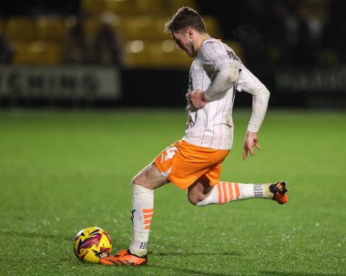 Blackpool 'dan Elliot Embleton, Bristol Street Motors Kupası' nda penaltısını aldı. Harrogate Town, Wetherby Road, Harrogate, İngiltere 'de 12 Kasım 2024 tarihinde oynanan Blackpool maçında.
