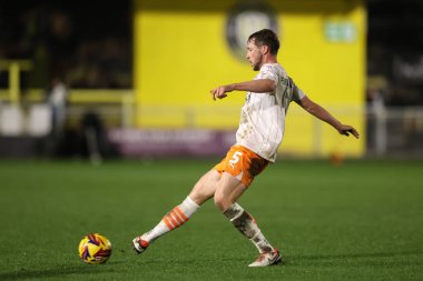 Blackpool 'dan Matthew Pennington, Bristol Street Motors Kupası maçında topu geçiyor. Harrogate Town, Wetherby Road, Harrogate, İngiltere, 12 Kasım 2024' te Blackpool 'a karşı.