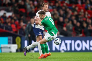 İngiltere 'den Harry Kane, 17 Kasım 2024' te Wembley Stadyumu 'nda oynanan UEFA Uluslar Ligi, B-Grubu karşılaşması sırasında İrlanda' dan Jayson Molumby ile çatıştı.