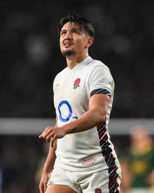 İngiltere 'den Marcus Smith, 16 Kasım 2024' te İngiltere ile Güney Afrika arasındaki Allianz Stadyumu, Twickenham maçında skor tabelasına bakıyor.
