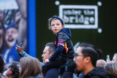 Taraftarlar, 16 Kasım 2024 'te Stamford Köprüsü' nde oynanan Chelsea FC Women vs Manchester City Women maçından önce Stamford Bridge, İngiltere 'nin dışındaki oyuncuların gelmesini bekliyorlar.