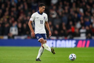 İngiltere 'den Jude Bellingham topu UEFA Uluslar Ligi, B-Grubu 2. Maç sırasında İngiltere - İrlanda Cumhuriyeti Wembley Stadyumu, Londra, İngiltere - 17 Kasım 2024