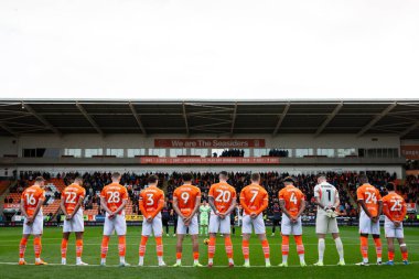 Blackpool oyuncuları, 16 Kasım 2024 'te Bloomfield Road, Blackpool' da oynanan Blackpool-Northampton Town maçı öncesinde kaybettikleri askerler için bir dakikalık saygı duruşunda bulundu.