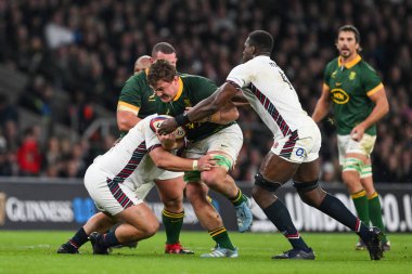 Güney Afrikalı Jasper Wiese, İngiltere 'den Will Stuart ve İngiltere' den Maro Itoje tarafından 16 Kasım 2024 'te Allianz Stadyumu, Twickenham' da oynanan İngiltere - Güney Afrika maçında yenildi.