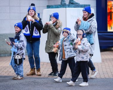 Taraftarlar, Barclays Bayanlar Süper Ligi karşılaşması öncesinde Stamford Köprüsü 'ne geldiler. Chelsea FC Kadınlar Manchester City Kadınlarına Karşı Stamford Köprüsü, Londra, İngiltere, 16 Kasım 2024