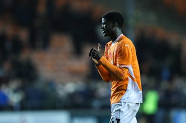 Blackpool 'dan Terry Bondo, 16 Kasım 2024' te Bloomfield Road, Blackpool 'da oynanan Blackpool - Northampton Town maçı sonrasında ev sahibi taraftarları alkışlıyor.