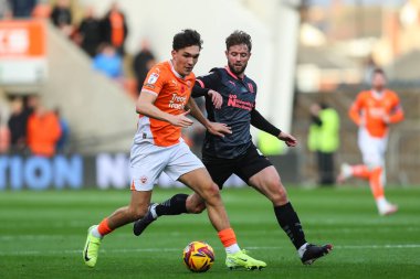 Blackpool 'dan Kyle Joseph, 16 Kasım 2024' te Bloomfield Road, Blackpool, İngiltere 'de oynanan Blackpool-Northampton maçında topu aldı.