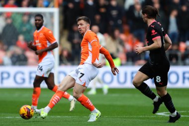 Blackpool takımından Lee Evans, Blackpool, Blackpool 'da Blackpool Northampton Town' a karşı 16 Kasım 2024 'te oynanan maçta pas verdi.