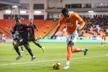 Blackpool 'dan Terry Bondo, 16 Kasım 2024' te Bloomfield Road, Blackpool 'da oynanan Blackpool-Northampton maçında topla birlikte ilerliyor.