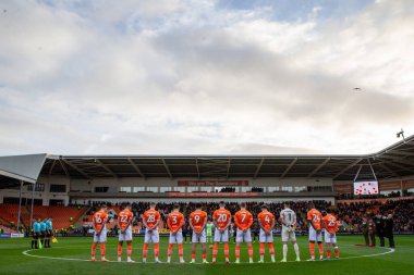 Blackpool oyuncuları, 16 Kasım 2024 'te Bloomfield Road, Blackpool' da oynanan Blackpool-Northampton Town maçı öncesinde kaybettikleri askerler için bir dakikalık saygı duruşunda bulundu.