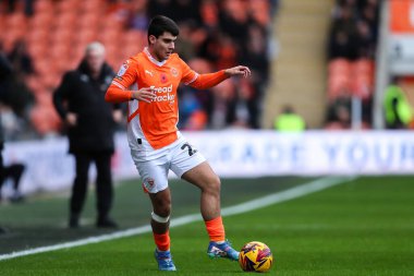 Blackpool 'dan Rob Apter, 16 Kasım 2024' te Bloomfield Road, Blackpool 'da oynanan Blackpool - Northampton Town maçında topla ilerliyor.