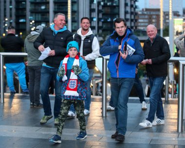 Taraftarlar Wembley Stadyumu 'na UEFA Uluslar Ligi, B-Grubu 2. Maç sırasında Wembley Stadyumu' nda 17 Kasım 2024 'te İngiltere ile İrlanda arasındaki Wembley Stadyumu' na gidiyorlar.