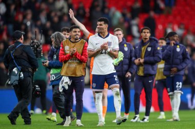 İngiltere 'den Dominic Solanke, 17 Kasım 2024' te Wembley Stadyumu 'nda oynanan UEFA Uluslar Ligi, B-Grubu maçında zaferi kutluyor.