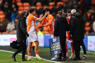 Blackpool 'dan Terry Bondo, Blackpool' dan Kyle Joseph 'e karşı 16 Kasım 2024' te Bloomfield Road, Blackpool 'da oynanan Blackpool-Northampton maçında çıkıyor.