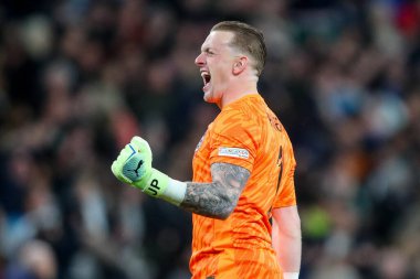 İngiltere 'den Jordan Pickford, İngiltere' den Anthony Gordon 'un 17 Kasım 2024' te Wembley Stadyumu 'nda oynanan UEFA Uluslar Ligi, B Grubu 2.