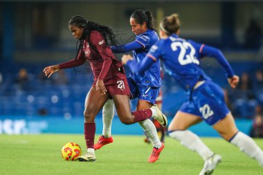 Manchester City Women 'dan Khadija Shaw' a, Barclays Women 's Super League karşılaşmasında Chelsea FC Women' a karşı Manchester City Women Stamford Bridge, Londra, İngiltere 'de 16 Kasım 2024' te oynanan karşılaşmada Chelsea Women 'dan Myra Ramirez meydan okudu.