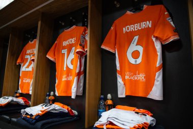 Blackpool 'dan Oliver Norburn' ün ev tişörtü Sky Bet 1 maçında Blackpool Northampton Town 'a karşı Bloomfield Road, Blackpool, İngiltere, 16 Kasım 2024