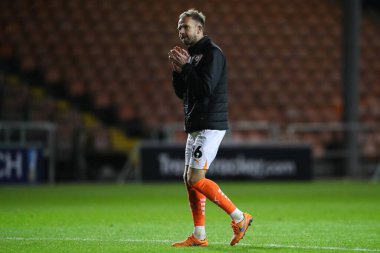 Blackpool 'dan Jordan Rhodes, 16 Kasım 2024' te Bloomfield Road, Blackpool 'da oynanan Blackpool - Northampton Town maçı sonrasında ev sahibi taraftarları alkışlıyor.