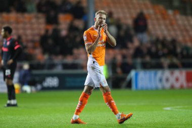 Blackpool 'dan Jordan Rhodes, 16 Kasım 2024' te Bloomfield Road, Blackpool, İngiltere 'de oynanan Blackpool - Northampton Town maçında sahadan ayrılan taraftarları alkışlıyor.