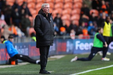 Steve Bruce, Blackpool Sky Bet Ligi 1 maçında Blackpool Northampton Town 'a karşı Bloomfield Road, Blackpool, İngiltere, 16 Kasım 2024
