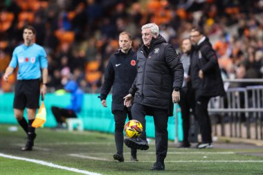 Steve Bruce, Blackpool Sky Bet Ligi 1 maçında Blackpool Northampton Town 'a karşı Bloomfield Road, Blackpool, İngiltere, 16 Kasım 2024