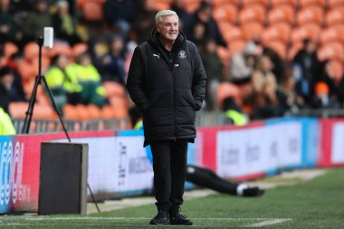 Blackpool 'un baş antrenörü Steve Bruce, 16 Kasım 2024' te Bloomfield Road, Blackpool 'da oynanan Blackpool-Northampton maçında tepki gösterdi.