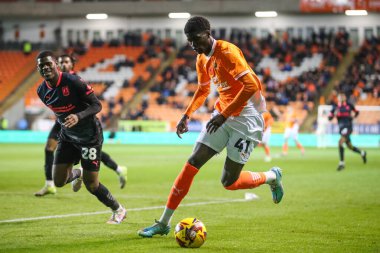 Blackpool 'dan Terry Bondo, 16 Kasım 2024' te Bloomfield Road, Blackpool 'da oynanan Blackpool-Northampton maçında topla birlikte ilerliyor.