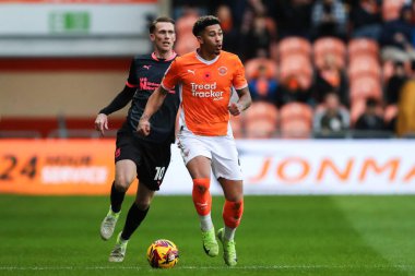 Blackpool 'dan Jordan Lawrence-Gabriel, 16 Kasım 2024' te Bloomfield Road, Blackpool 'da oynanan Blackpool-Northampton Town maçında topla birlikte ilerliyor.