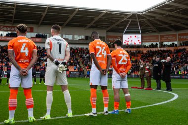 Blackpool oyuncuları, 16 Kasım 2024 'te Bloomfield Road, Blackpool' da oynanan Blackpool-Northampton Town maçı öncesinde kaybettikleri askerler için bir dakikalık saygı duruşunda bulundu.