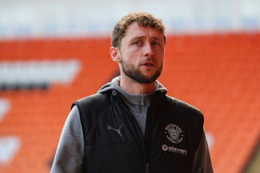 Blackpool 'dan Matthew Pennington, 16 Kasım 2024' te Bloomfield Road, Blackpool, İngiltere 'de oynanan Blackpool-Northampton maçında Sky Bet 1' in önüne geçti.