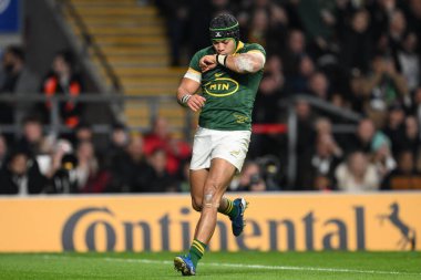 Güney Afrikalı Cheslin Kolbe, 16 Kasım 2024 'te İngiltere' nin Allianz Stadyumu, Twickenham 'da Güney Afrika' ya karşı oynadığı Güz Milletler Serisi karşılaşmasında denemesini kutluyor.