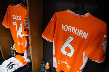 Blackpool 'dan Oliver Norburn' ün ev tişörtü Sky Bet 1 maçında Blackpool Northampton Town 'a karşı Bloomfield Road, Blackpool, İngiltere, 16 Kasım 2024
