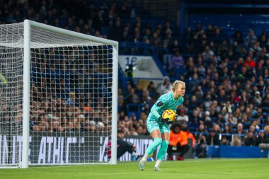 Chelsea 'li Hannah Hampton Barclays Kadınlar Süper Ligi' nde Chelsea FC Kadınlar Manchester City Kadınları 'na karşı Stamford Köprüsü, Londra, İngiltere' de 16 Kasım 2024 'te oynanan karşılaşmada kurtarıyor.