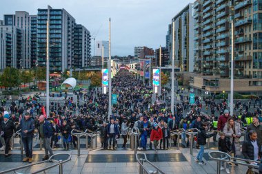 Taraftarlar Wembley Stadyumu 'na UEFA Uluslar Ligi, B-Grubu 2. Maç sırasında Wembley Stadyumu' nda 17 Kasım 2024 'te İngiltere ile İrlanda arasındaki Wembley Stadyumu' na gidiyorlar.