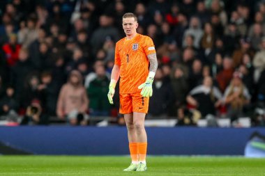 İngiltere 'den Jordan Pickford, UEFA Uluslar Ligi, B-Grubu maçında İngiltere ile İrlanda Cumhuriyeti' nin Wembley Stadyumu 'nda 17 Kasım 2024' te karşılaşmasını izliyor.