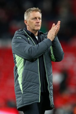İrlanda Cumhuriyeti teknik direktörü Heimir Hallgrmsson, UEFA Uluslar Ligi, B-Grubu karşılaşması sırasında 5-0 kaybettikten sonra taraftarı alkışlıyor.