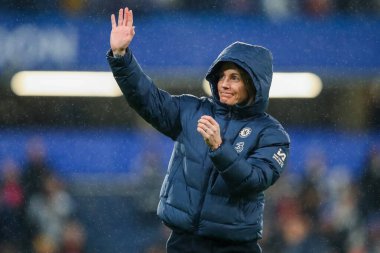 Chelsea 'li Sonia Bompastor, Barclays Kadınlar Süper Ligi' nin 16 Kasım 2024 'te Stamford Köprüsü' nde Chelsea FC Women - Manchester City Women maçının ardından kazandığı galibiyet sonrasında taraftarları kabul ediyor.