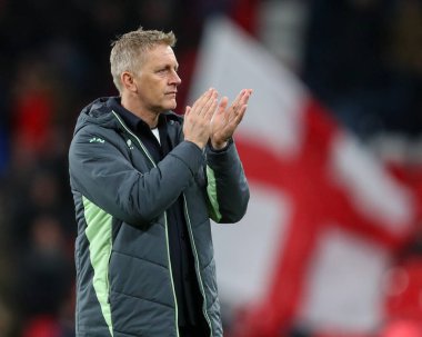 İrlanda Cumhuriyeti teknik direktörü Heimir Hallgrmsson, UEFA Uluslar Ligi, B-Grubu karşılaşması sırasında 5-0 kaybettikten sonra taraftarı alkışlıyor.