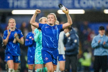 Chelsea Women 'dan Erin Cuthbert, 16 Kasım 2024' te İngiltere 'nin Stamford Köprüsü' nde Chelsea FC Women - Manchester City Women maçının ardından kazandığı zaferi kutluyor.