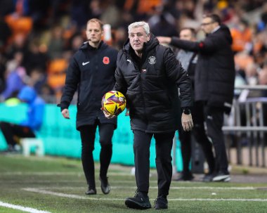 Steve Bruce, Blackpool Sky Bet Ligi 1 maçında Blackpool Northampton Town 'a karşı Bloomfield Road, Blackpool, İngiltere, 16 Kasım 2024