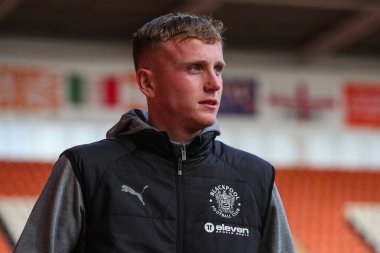 Blackpool 'dan Ryan Finnigan, 16 Kasım 2024' te Bloomfield Road, Blackpool, İngiltere 'de oynanan Blackpool-Northampton maçında Sky Bet 1' in önüne geçti.